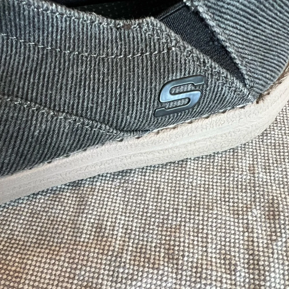 Skechers Men's gray/brown Casual Shoes, size 9, memory foam, air cooled, EUC